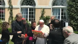 Un momento dello scambio dei doni al termine del pranzo a Bossey  / AG / ACI Group