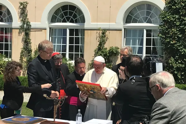 Un momento dello scambio dei doni al termine del pranzo a Bossey  / AG / ACI Group