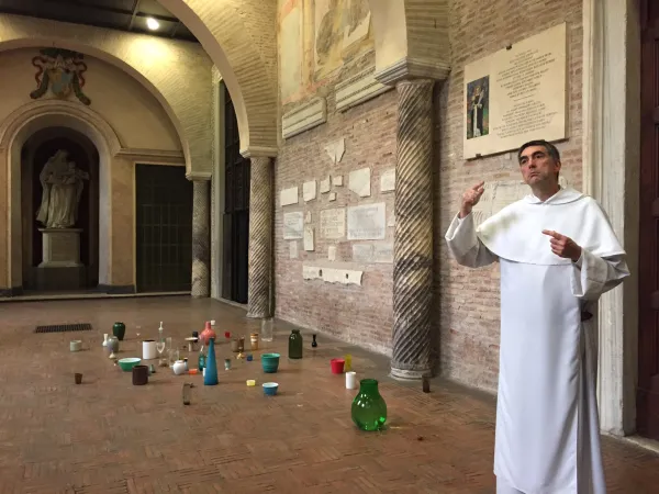 L'ingresso della Basilica di Santa Sabina con una istallazione di Kris Martin |  | AA