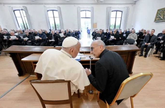 L’incontro con i preti del Centro |  | Vatican Media / ACI group