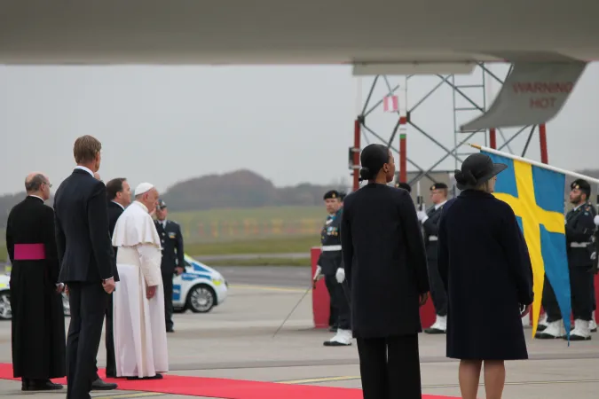 Il Papa all'arrivo in Svezia  |  | AA