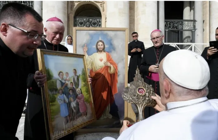 Il Papa benedice il ritratto degli Ulma |  | Vatican News PL