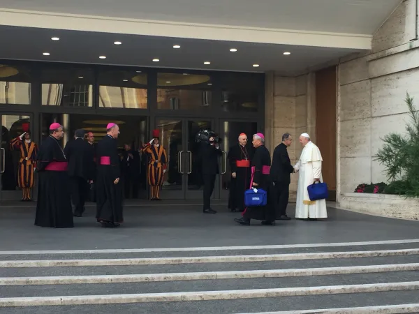 Papa Francesco al Sinodo 2018 | Papa Francesco arriva alle discussioni generali del Sinodo 2018, 16 ottobre 2018 | Marco Mancini / ACI Stampa