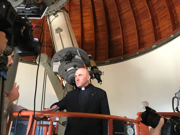 Padre Gabriele Gionti con uno dei telescopi del Palazzo Apostolico  |  | AA