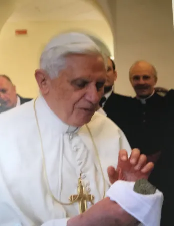 Benedetto XVI con un meteorite in mano  |  | AA/ Museo della Specola Vaticana