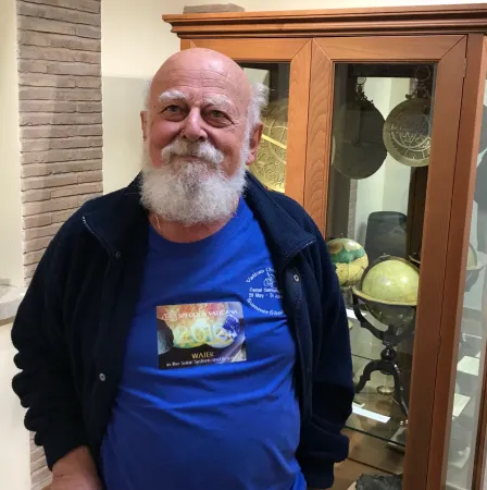 Padre Giuseppe Koch, bibliotecario della Specola con la maglia della Scuola Estiva  |  | AA