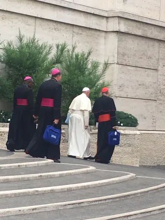 Il Papa esce dall'Aula del Sinodo |  | VG / ACI STAMPA