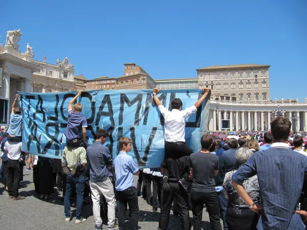 Fedeli in piazza con lo striscione |  | WR