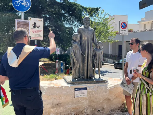 Il momento della benedizione della nuova statua a Locorotondo (Bari) | Il momento della benedizione della nuova statua a Locorotondo (Bari) | Credit Ans/Agenzia Info Salesiana