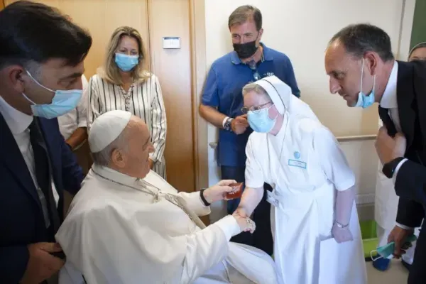 Una immagine di Papa Francesco durante un passato ricovero / Archivio ACI