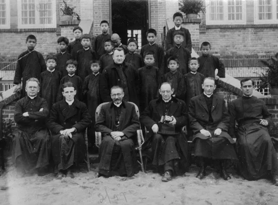 Il delegato Apostolico Celso Costantini visita il seminario di Jiantmen. 25 febbraio 1927.  |  | Jiangmen, China. B/W Photo.