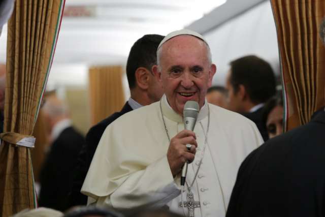 Papa Francesco durante una conferenza stampa in aereo / Alan Holdren / CNA 