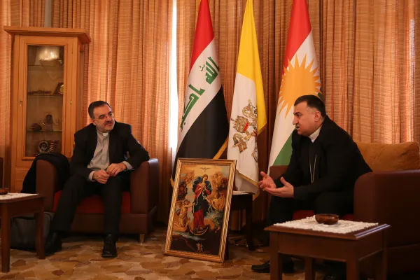 Arcivescovo Bashar Barda, arcivescovo di Erbil, e mons. Segundo Tejado Munoz, sottosegretario del Pontificio Consiglio Cor Unum, Arcivescovado di Erbil dei Caldei, 28 marzo 2015 / Daniel Ibañez  / ACI Group