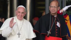 Il Cardinale Oswald Gracias, arcivescovo di Bombay, esce dall'Aula Paolo VI insieme a Papa Francesco, durante uno dei recenti Sinodi dei vescovi / Archivio Il Sismografo