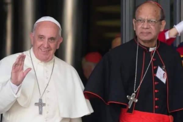 Il Cardinale Oswald Gracias, arcivescovo di Bombay, esce dall'Aula Paolo VI insieme a Papa Francesco, durante uno dei recenti Sinodi dei vescovi / Archivio Il Sismografo