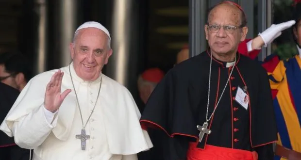 Cardinale Oswald Gracias | Il Cardinale Oswald Gracias, arcivescovo di Bombay, esce dall'Aula Paolo VI insieme a Papa Francesco, durante uno dei recenti Sinodi dei vescovi | Archivio Il Sismografo