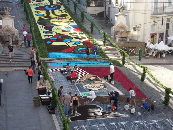 L'Infiorata di Genzano del 2013 |  | Wikimedia commons