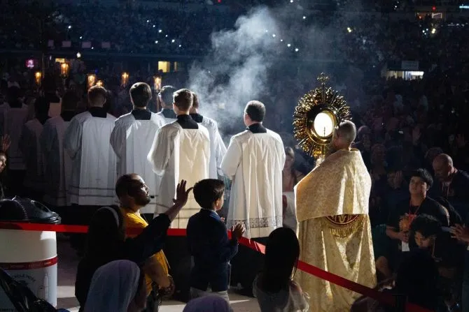 Padre Boniface Hick con l'enorme ostensorio dorato contenente l'Eucaristia. |  | Jonah McKeown/CNA