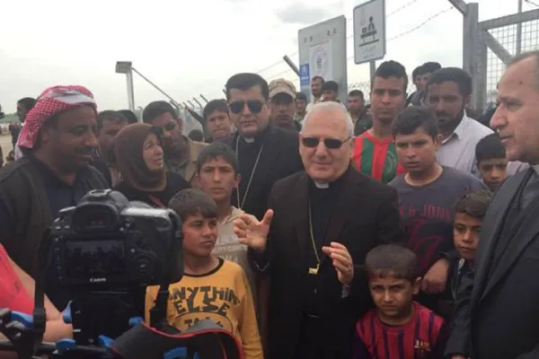 Il patriarca Sako in visita ai campi rifugiati vicino Mosul, 3 aprile 2017 / Patriarcato Caldeo