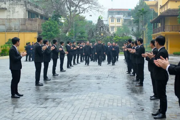 L'arcivescovo Zalewski arriva ad Hanoi accolto dai sacerdoti locali / YouTube / Giaophandanang