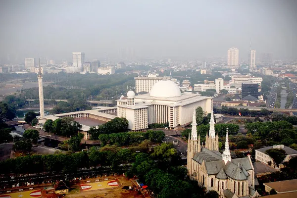 La moschea Istiqlal e la cattedrale cattolica di Jakarta, Indonesia / Radio Veritas  Asia