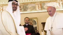 Lo sceicco Abdullah bin Zayed al Nahyan e Papa Francesco, Palazzo Apostolico, 5 giugno 2018 / TheNational.ae / photo pool