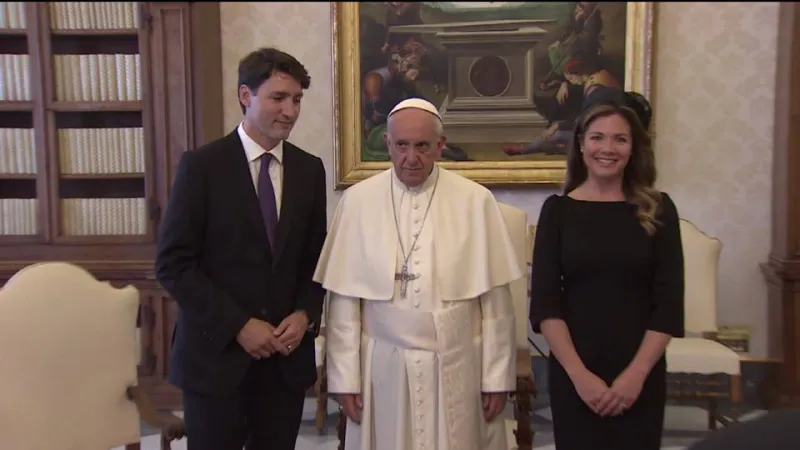 Papa Francesco e Justin Trudeau | Il primo ministro canadese e la moglie Justin Trudeau e la moglie con Papa Francesco | FB 