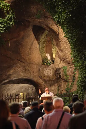 Cardinale Angelo Comastri | Il Cardinale Angelo Comastri, arciprete della Basilica di San Pietro, pronuncia l'omelia nella Grotta di Lourdes nei Giardini Vaticani, 31 maggio 2018 | Julia Wächter / ACI Group 