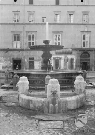 Fontana di Piazza Scossacavalli  |  | Istituto Luce