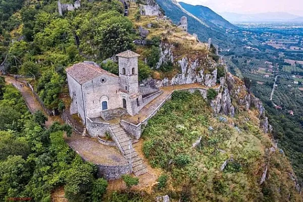 Una veduta della chiesa medievale di San Tommaso a Roccasecca, la prima costruita e dedicata al doctor Angelicus / Provincia di Frosinone