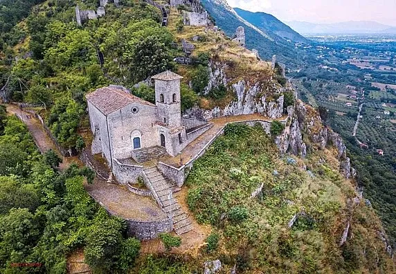 Chiesa di San Tommaso | Una veduta della chiesa medievale di San Tommaso a Roccasecca, la prima costruita e dedicata al doctor Angelicus | Provincia di Frosinone