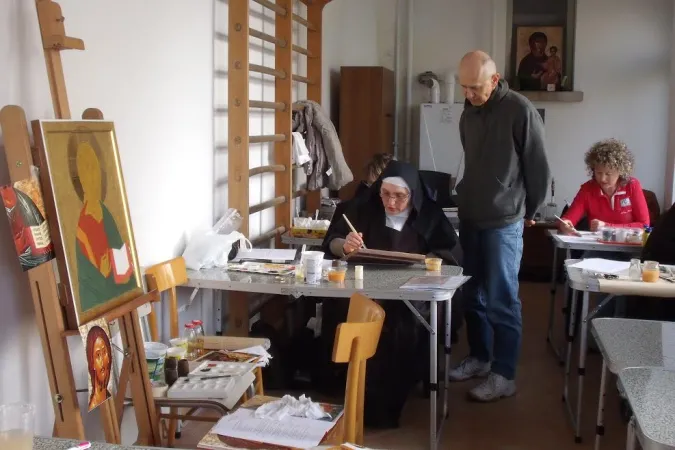 Suor Elisabetta durante il laboratorio di iconografia |  | Suor Elisabetta