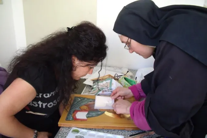 Suor Elisabetta durante il laboratorio di iconografia |  | Suor Elisabetta