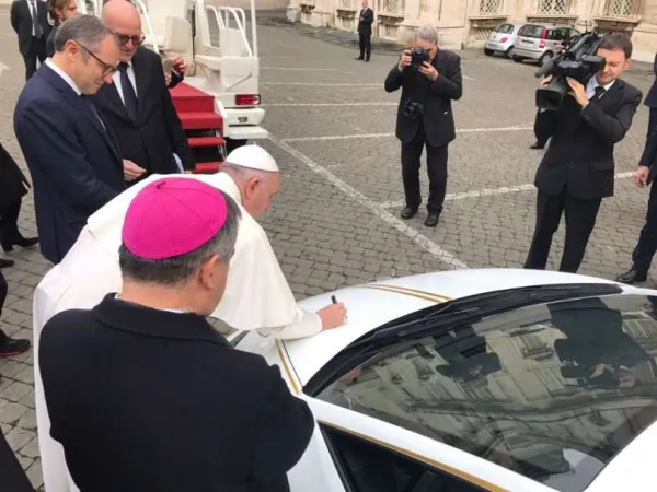 Il Papa firma la Lamborghini  |  | ACS