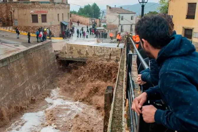 Gli abitanti di Letur osservano le conseguenze delle inondazioni |  | Diocesi di Albacete.