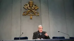 Padre Federico Lombardi, direttore della Sala Stampa vaticana, durante un briefing / Daniel Ibanez / ACI Group