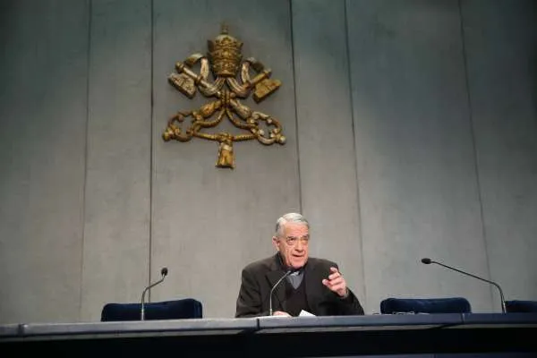 Padre Lombardi | Padre Federico Lombardi, direttore della Sala Stampa vaticana, durante un briefing | Daniel Ibanez / ACI Group