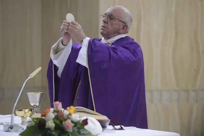 Papa Francesco a Santa Marta | Papa Francesco durante una messa di Santa Marta | L'Osservatore Romano / ACI Group