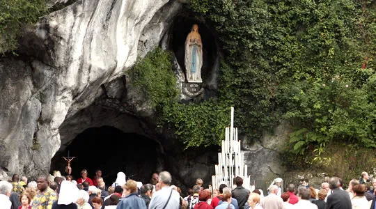 Pellegrinaggio diocesano a Lourdes | I pellegrini nella grotta di Lourdes | Unitalsi