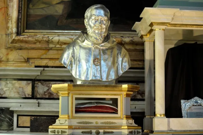 Alcune delle reliquie di San Padre Pio a San Salvatore in Lauro a Roma |  | sansalvatoreinlauro.org