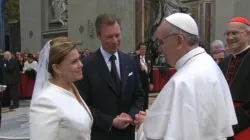 Il Granduca Henri e la Granduchessa Maria Teresa salutano il Papa al termine della Messa di inizio del Ministero Petrino, 19 marzo 2013 / L'Osservatore Romano foto