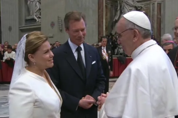 Il Granduca Henri e la Granduchessa Maria Teresa salutano il Papa al termine della Messa di inizio del Ministero Petrino, 19 marzo 2013 / L'Osservatore Romano foto