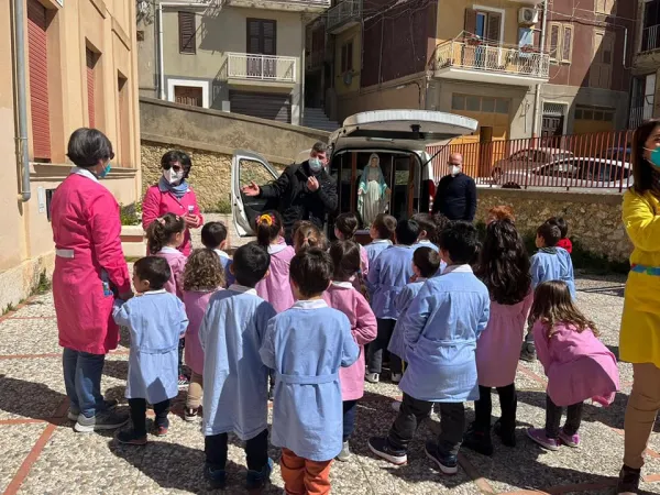 La Madonna della Medaglia coi bambini |  | pd