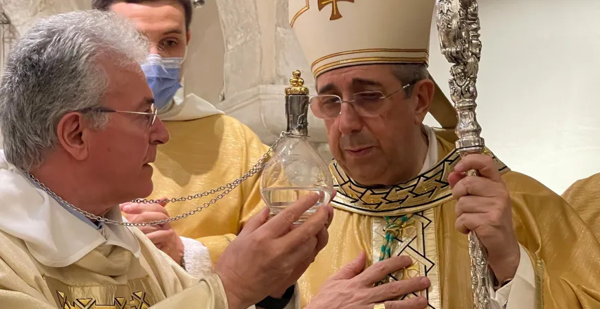 L'arcivescovo con un vaso di Myron |  | Arcidiocesi di Bari- Bitonto