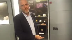 Marco Morelli, direttore del Museo di Scienze Planetarie, posa con il meteorite che sarà donato a Papa Francesco / Andrea Gagliarducci / ACI Stampa