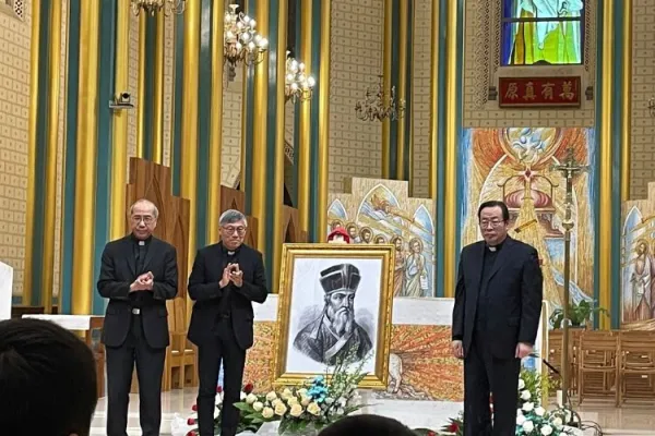 Il vescovo Chow a Pechino accolto dall'arcivescovo Li Shan nella Cattedrale / Asia News