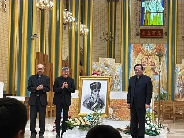 Chow, Li Shan | Il vescovo Chow a Pechino accolto dall'arcivescovo Li Shan nella Cattedrale | Asia News