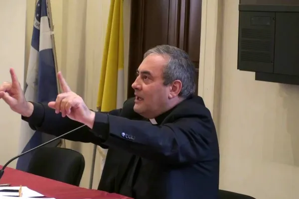 Monsignor Orazio Pepe durante una conferenza / YouTube