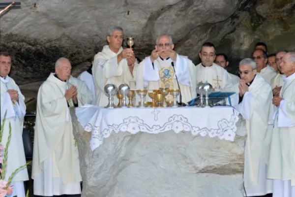 La Messa alla Grotta del Cardinale Vallini in uno dei precedenti pellegrinaggi / Opera Romana Pellegrinaggi