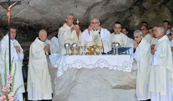 Lourdes Vallini | La Messa alla Grotta del Cardinale Vallini in uno dei precedenti pellegrinaggi | Opera Romana Pellegrinaggi